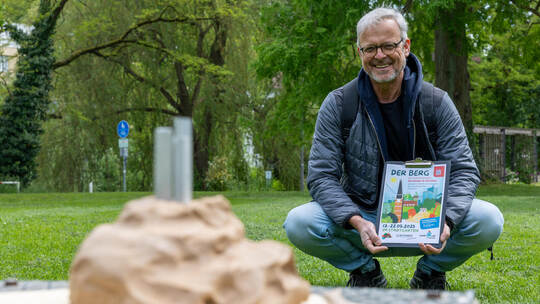 Der selbstgeformte kleine Lehm-Wallberg mit seinem Schöpfer Robin Schneider.