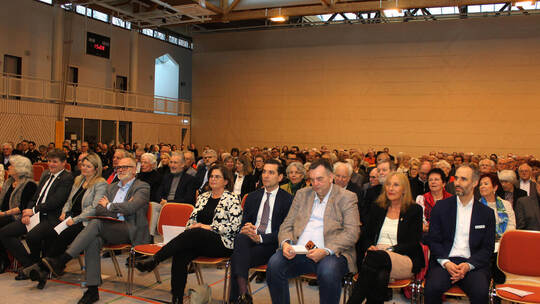 Rund 400 Besucher sind beim Neujahrsempfang der Stadt Oberderdingen dabei. Fotos: Ilona Prokoph