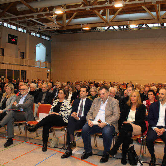 Rund 400 Besucher sind beim Neujahrsempfang der Stadt Oberderdingen dabei. Fotos: Ilona Prokoph