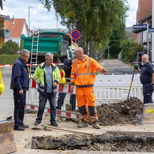Besprechung am Dienstag an der Baustelle Hohlohstraße: Bis Dienstag werden die Arbeiten definitiv ruhen. Meyer