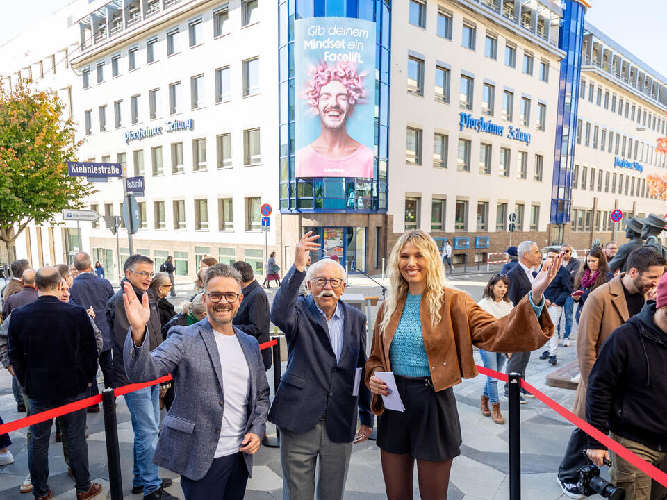 Dichtes Gedränge auf dem PZ-Medien-Aktionsstein: (von links) OB Peter Boch, PZ-Verleger Albert Esslinger-Kiefer und Alexandra Ro Einweihung PZ Nova