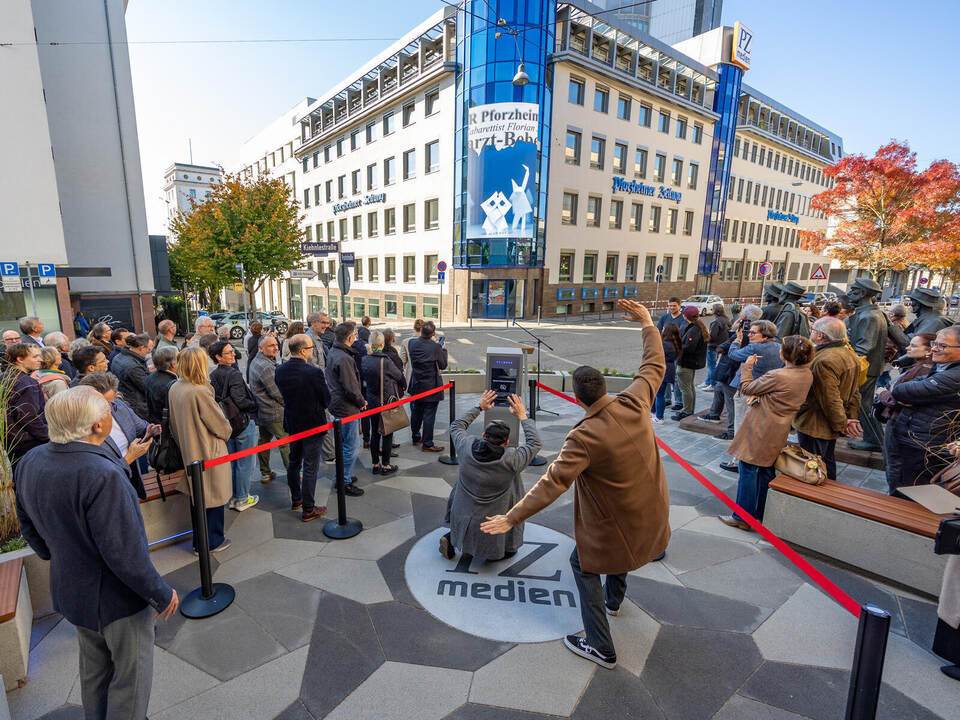 Was im Vordergrund auf dem PZ-Medien-Aktionsstein passiert, wird im Hintergrund von einer App auf dem PZ-Nova-Riesenbildschirm i Einweihung PZ Nova