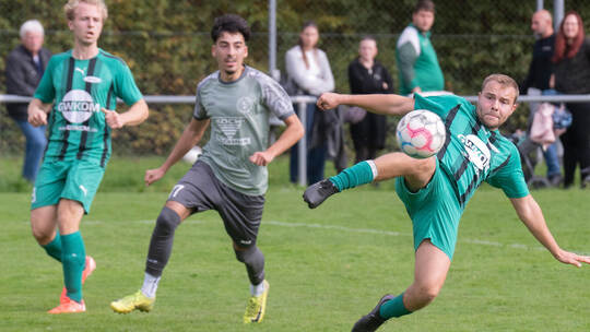 Zaisersweiher (grüne Trikots) schlägt Göbrichen mit 2:1. Fotomoment