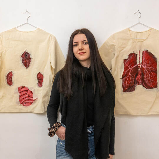 Körperstudie: Modestudentin Katharina Peters möchte in ihrer Arbeit Mode mit Malerei verbinden. Werkschau Wintersemester 25/26