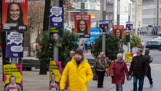Bunte Farben, knackige Sprüche und Werbung mit Persönlichkeiten: So präsentieren sich die Parteien im Landtagswahlkampf auf ihre Plakate Landtagswahl Innenstadt