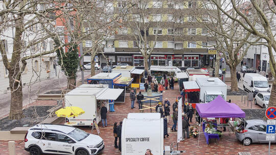 Der Blick von oben zeigt: Es mag enger geworden sein, doch für Besucher und Händler ist beim Wochenmarkt auf dem neu gestalteten Eröffnung Markt Pfälzer Platz