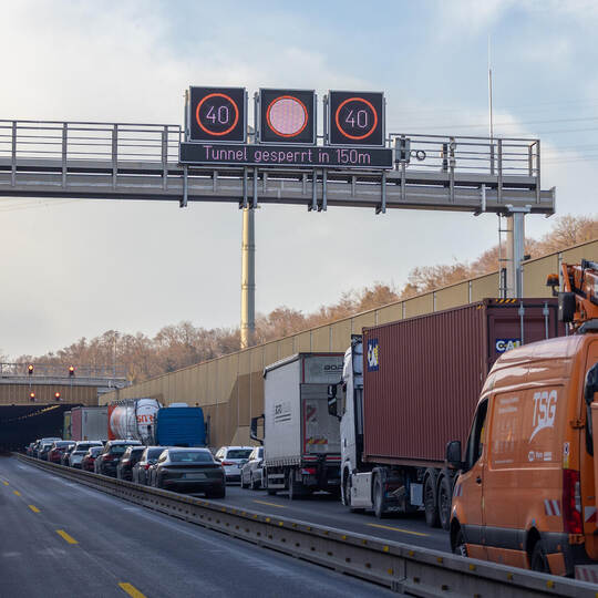Lange Wartezeit für Fahrer nach Karlsruhe vor dem gesperrten Tunnel. VU A8 Tunnel Pforzheim Ost Niefern Eutingen