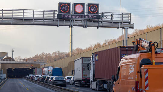 Kommt es im Tunnel zu einem Unfall, wird die Einfahrt mit roten Ampeln verboten. Doch daran halten sich offenbar nicht alle Auto VU A8 Tunnel Pforzheim Ost Niefern Eutingen