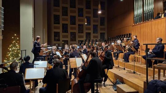 Ein Ohrenschmaus: die wunderbaren Dialoge zwischen dem glänzend disponierten Bachorchester und der Steinmeyer-Orgel. bastian