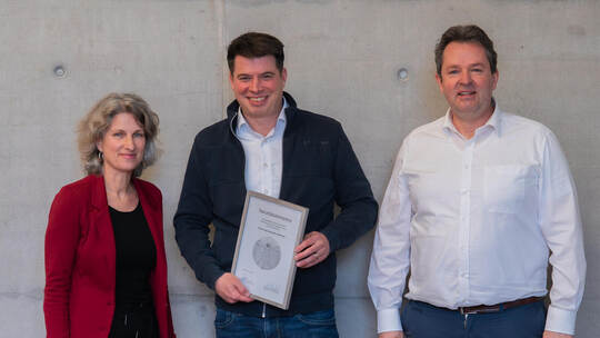 Ausgezeichnet: Professor Alexander Hetznecker (Mitte) erhält den Fakultätslehrpreis – überreicht durch Studiendekanin Professori