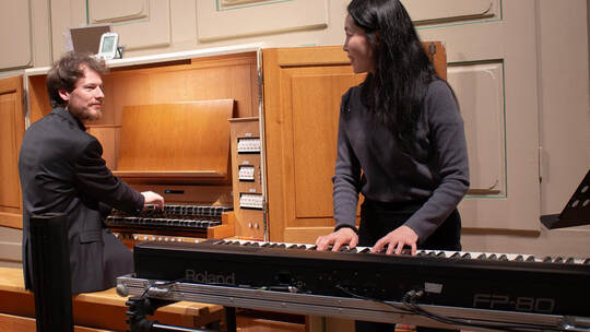 Viel Beifall: Sun Kim am E-Piano und Christian David Karl an der Orgel beim Orgelkino „Berlin – die Sinfonie der Großstadt“ in N