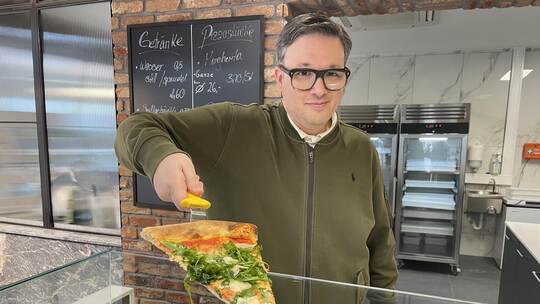 Simone Colapinto (43) hat seinen Take-Away-Imbiss „Pizza Nonna Ida“ an der Blumenstraße nach seiner Großmutter Ida benannt. Hege