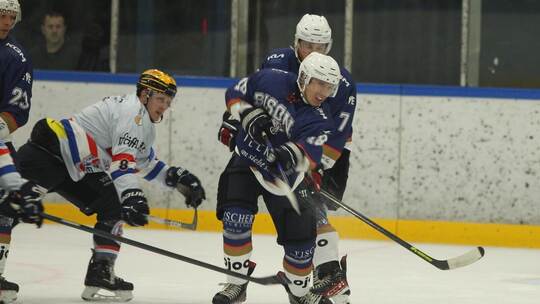 Die Bisons Pforzheim (vorne rechts Oliver Walvag) starten am Freitag mit einem Auswärtsspiel in die Play-offs der Eishockey-Bade