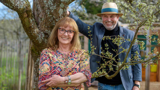Hoffnungsvoll: Heike und Heinrich Herb in ihrem Bienengarten in Gräfenhausen. Foto: Stefanie Morlok