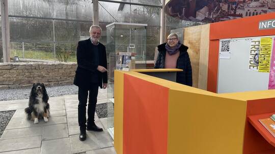 Am neu gestrichenen Empfang steht das neue Leitungsteam im Römermuseum, Sabine Stalf und Dirk Vogeley. Mayer-Reichard