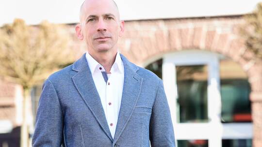 Der 45-jährige gelernte Werkzeugmechaniker weiß um sein fehlendes Wissen in der Verwaltung. Durch seinen Ehrgeiz möchte er diese