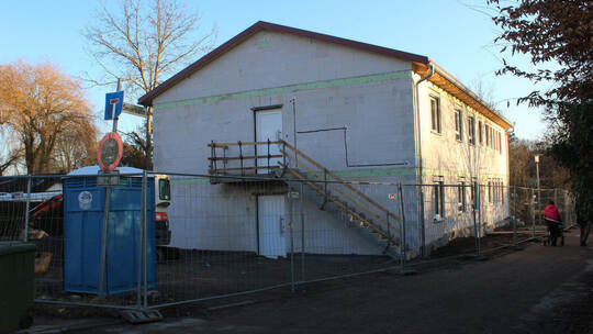 Mitte des Jahres soll das neue Ötisheimer Obdachlosen- und Asylbewerberheim in der Straße „Seilerbahn 18“ fertiggestellt sein. P