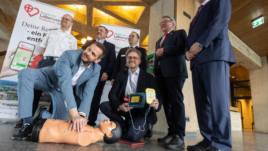 Landrat Bastian Rosenau und Oberbürgermeister Peter Boch (vorne) machen vor, wie‘s geht. Über die Einführung der neuen Erste-Hil