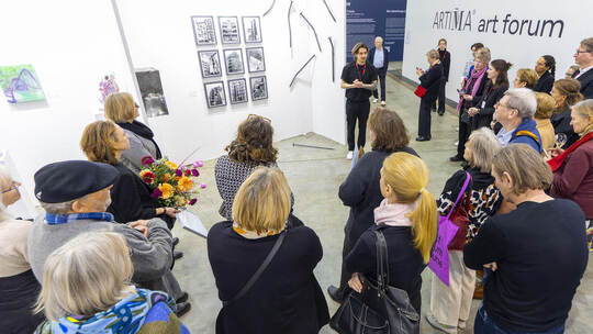Felix Wagner spricht über seine Kunst bei der Preisverleihung des neuen „academy:square awards“ auf der Kunstmesse Art Karlsruhe
