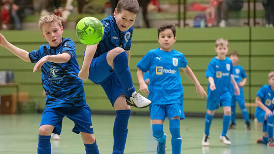 Vollen Einsatz haben die F-Jugendkicker des SV Illingen (links) und des SV Büchenbronn schon beim Turnier 2025 gezeigt. Archivfo