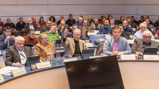 Nur einer hebt die Hand: Mit der Stimme des ältesten Kreisrats, FWV-Mann Jürgen Kurz (Mitte), verabschiedete der Kreistag im Dez Kreistag Haushalt