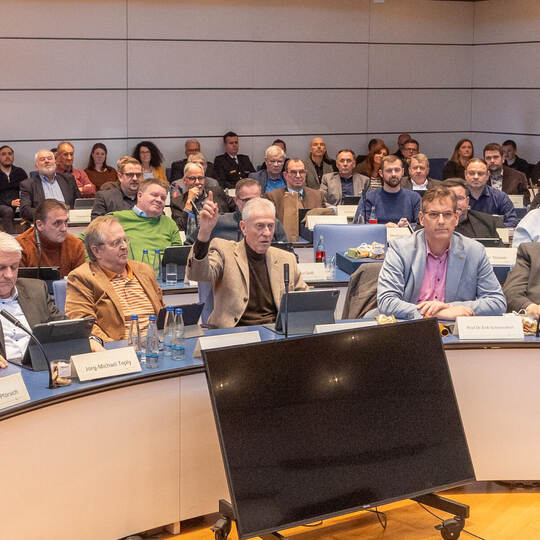 Nur einer hebt die Hand: Mit der Stimme des ältesten Kreisrats, FWV-Mann Jürgen Kurz (Mitte), verabschiedete der Kreistag im Dez Kreistag Haushalt