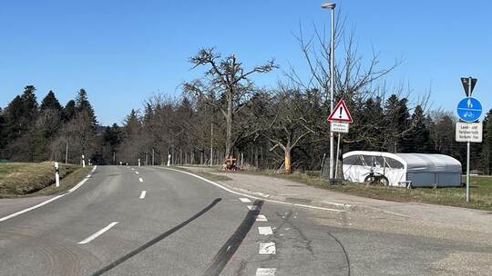 Auf Höhe Oberlengenhardt macht die Landstraße zwischen Igelsloch und Schömberg eine lange Linkskurve. Hier kam es zu dem tödlich