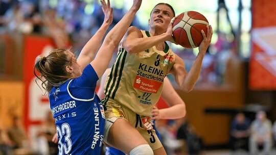 16 Punkte von Alexandra Wilke (rechts) reichten nicht zum zweiten Play-off-Finalsieg der Sterne gegen Marburg. Foto: Peter Hennr
