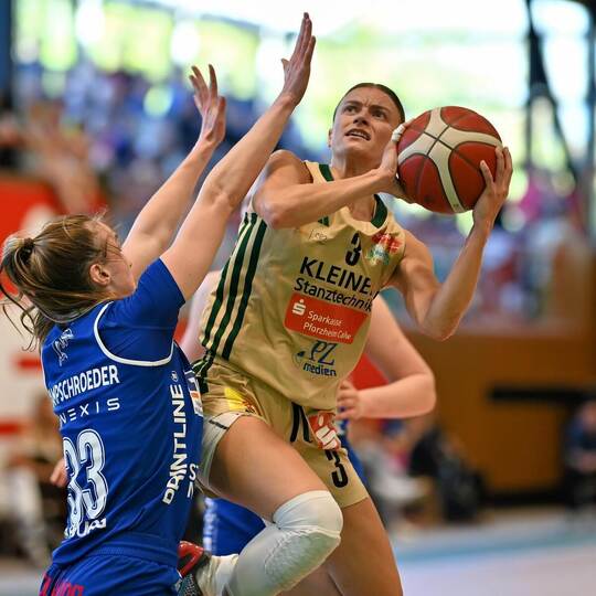 16 Punkte von Alexandra Wilke (rechts) reichten nicht zum zweiten Play-off-Finalsieg der Sterne gegen Marburg. Foto: Peter Hennr
