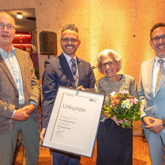 Strahlen bei der Verleihung der Ehrenbürgerrechte an Waltraud Steinle: Sozialbürgermeister Frank Fillbrunn, Oberbürgermeister Pe Verleihung Ehrenbürgerrecht Waltraud Steinle