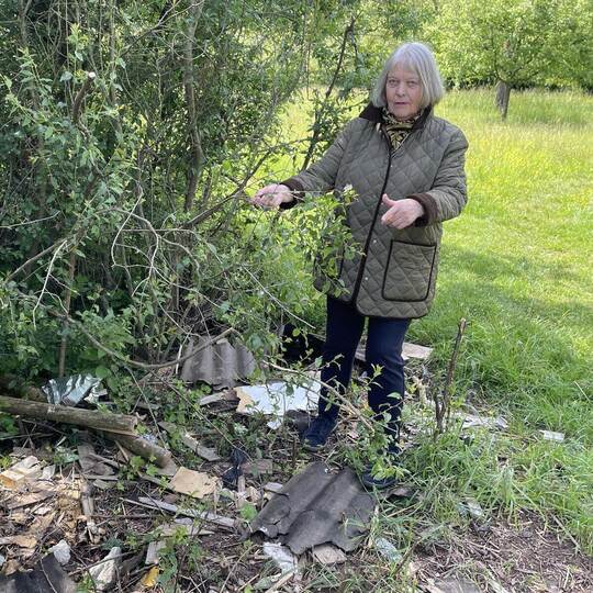 Sonnenhof-Anwohnerin Karin Eberhardt zeigt die traurigen Überreste eines vormals stattlichen Hochsitzes, der völlig zertrümmert