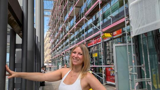 Centermanagement-Assistentin Janine Lockner ist mit dem Verlauf der Arbeiten an der Fassade der Schlössle-Galerie zufrieden. Erb