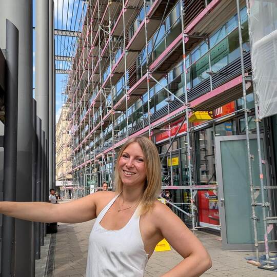 Centermanagement-Assistentin Janine Lockner ist mit dem Verlauf der Arbeiten an der Fassade der Schlössle-Galerie zufrieden. Erb