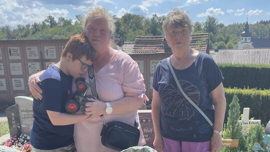 Im Gedenken gestört: Christa Spiegel (rechts) steht gemeinsam mit Tochter Michaela Kunzmann und Enkel Silas am Ersinger Grab ihr