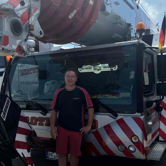Herrscher über den Kran: Oliver „Olli“ Rösch bedient das Fahrzeug, das die Artisten in die Lüfte hebt. Cikaqi