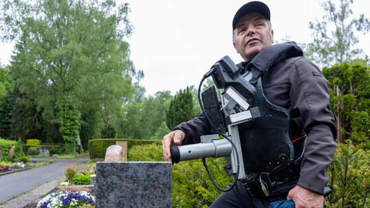 Rund 30 Kilogramm muss der Grabstein standhalten: Prüfer Klaus Stolzenberger kontrolliert im Frühjahr 2024 auf dem Friedhof Dill Grabstein Prüfer Friedhof Dillweißenstein