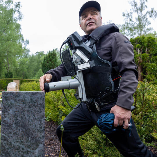 Rund 30 Kilogramm muss der Grabstein standhalten: Prüfer Klaus Stolzenberger kontrolliert im Frühjahr 2024 auf dem Friedhof Dill Grabstein Prüfer Friedhof Dillweißenstein