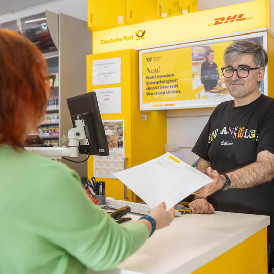 Postgeschäfte persönlich erledigen kann man in Filialen wie dieser in einem Pforzheimer Kiosk bei Edis Körbulak. Der trägt den S Deutsche Post Filiale 514