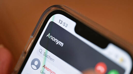 Die 58-Jährige aus dem Enzkreis wurde von einer anonymen Nummer angerufen. Ein falscher Arzt erzählte ihr, dass ihre Tochter nur