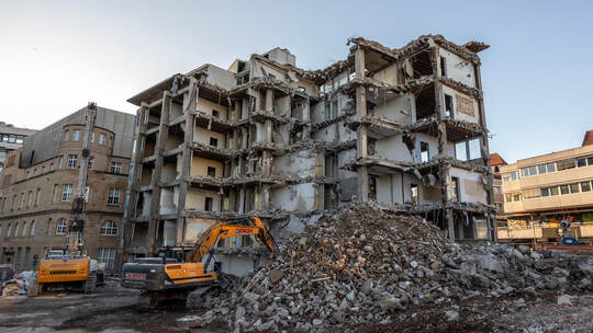 Der zweite Bauabschnitt der Schloßberghöfe läuft auf Hochtouren: Auf den Abriss des Technisches Rathauses folgt ein Neubau ab Mi Abriss Technisches Rathaus
