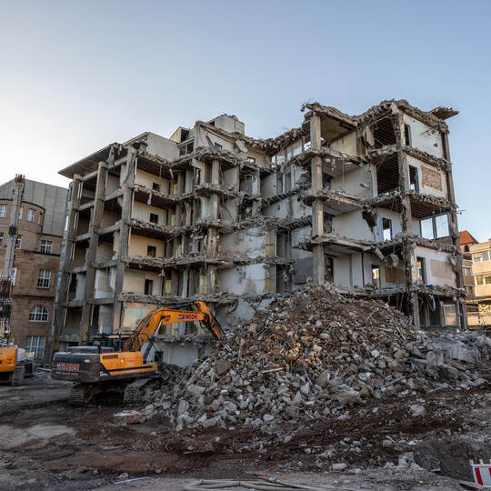 Der zweite Bauabschnitt der Schloßberghöfe läuft auf Hochtouren: Auf den Abriss des Technisches Rathauses folgt ein Neubau ab Mi Abriss Technisches Rathaus