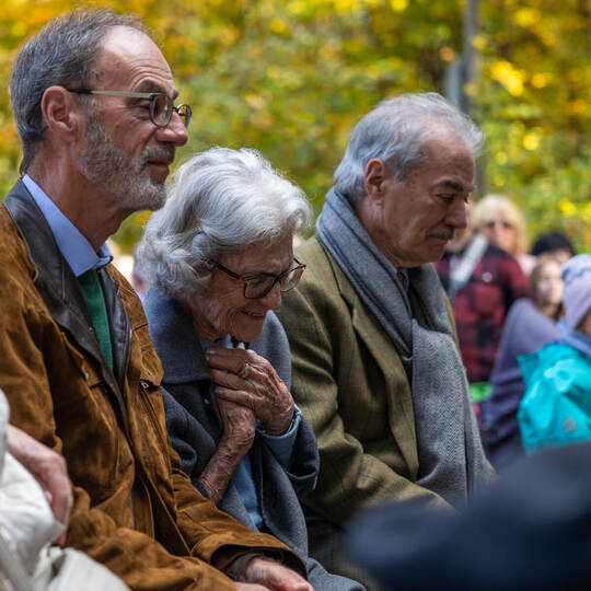Gerührt und überglücklich: Waltraud Steinle an der Seite ihrer Söhne Claus (links) und Holger Steinle im Oktober 2025 bei der Ei
