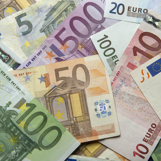 Um viel Geld geht es in dem Fall, der ausgehend von einer Kontrolle eines Pforzheimer Fußballvereins bundesweit für Aufsehen sor Euro-Geldscheine