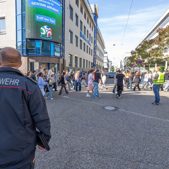 Die Feuerwehr Pforzheim überwacht die Evakuierung. Die Einsatzkräfte sind teilweise Beleidigungen ausgesetzt, wenn sie irgendwo Feuerwehrübung Hilda-Gymnasium