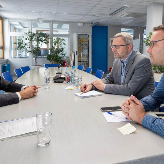 Regierungspräsident Alexander Föhr im Gespräch mit den PZ-Redakteuren Alexander Heilemann (Mitte) und Christoph Stäbler.