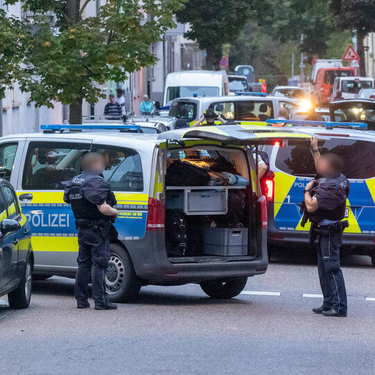 Beamte machen sich am frühen Abend an der Erbprinzenstraße bereit für den Einsatz in der Abschiebehaftanstalt. Meyer Einsatz Abschiebehaftanstalt JVA