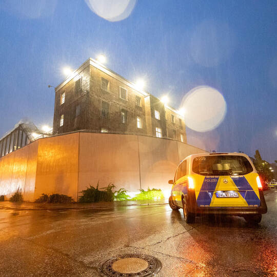 Ein interner Konflikt in der Anstalt an der Rohrstraße ruft die Polizei auf den Plan. Einsatz Abschiebehaftanstalt JVA