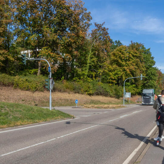 An der B294 bei Birkenfeld fährt am Mittwoch ein E-Scooter-Fahrer auf die Stelle vor, an der am Freitag ein 14-Jähriger auf eine Birkenfeld Kirchweg B294 Unfall