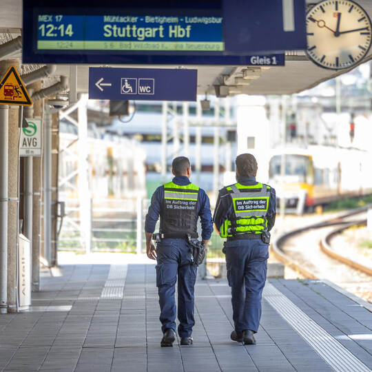 Für ein besseres Sicherheitsempfinden am Pforzheimer Hauptbahnhof sorgen auch die eigenen Sicherheitsleute der Deutschen Bahn, d Alkoholkonsumverbot Hauptbahnhof