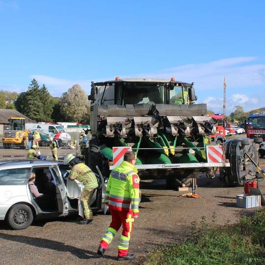 Die Zusammenarbeit bei technischer Rettung und medizinischer Erstversorgung üben der DRK-Kreisverband und die Freiwillige Feuerw